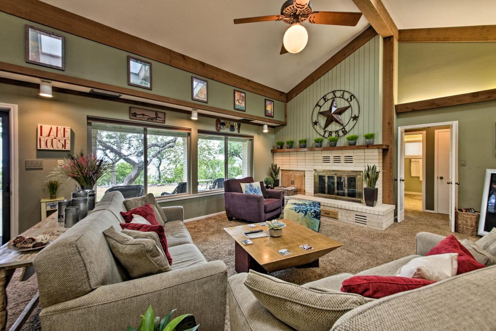 Canyon Lake Home w/Yard- .5 Mi To Boat Launch